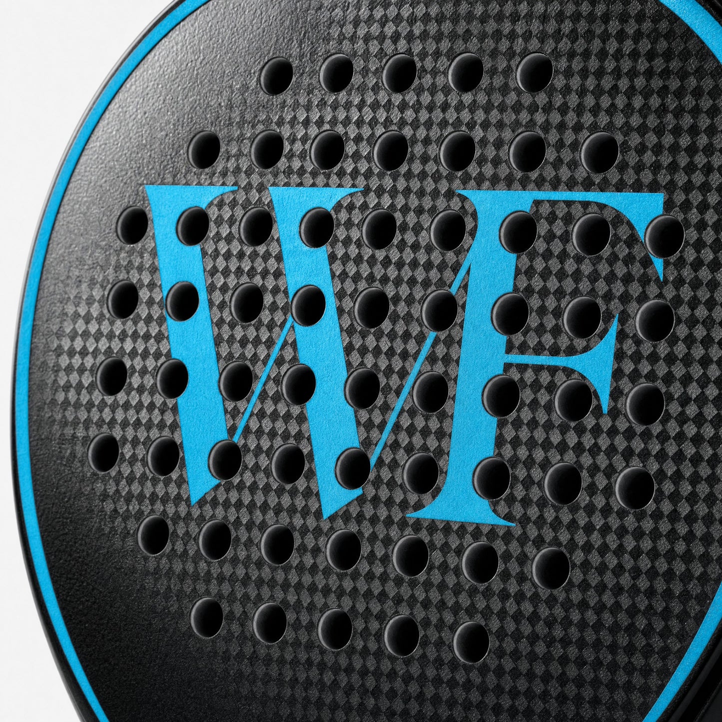 Macro-close-up van het carbon blad van het WildForce Power Force padelracket met het cyaankleurige WF-logo